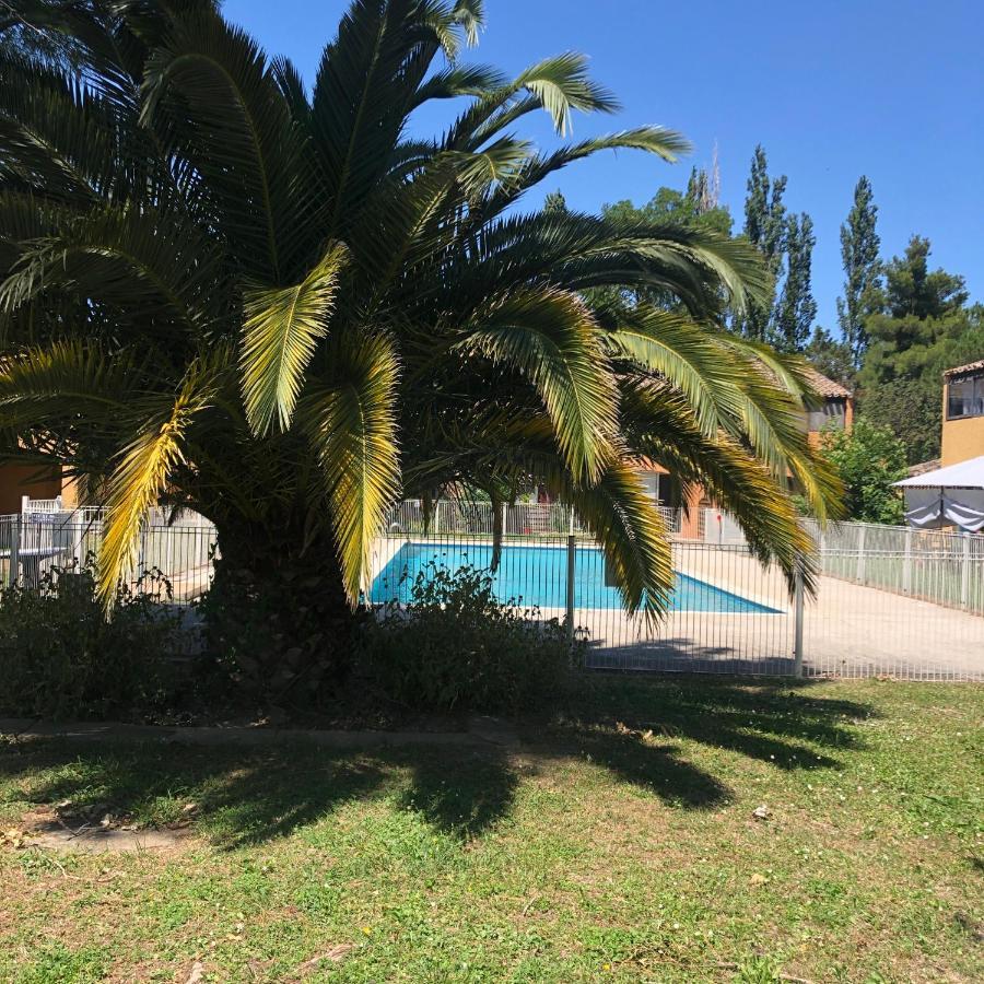Appartement dans un village de vacances en Camargue Arles Extérieur photo